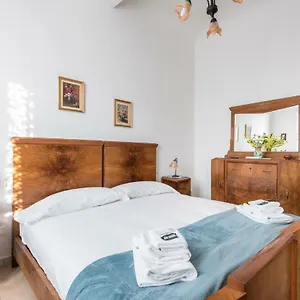 Le Grazie In Superb Location Apartment